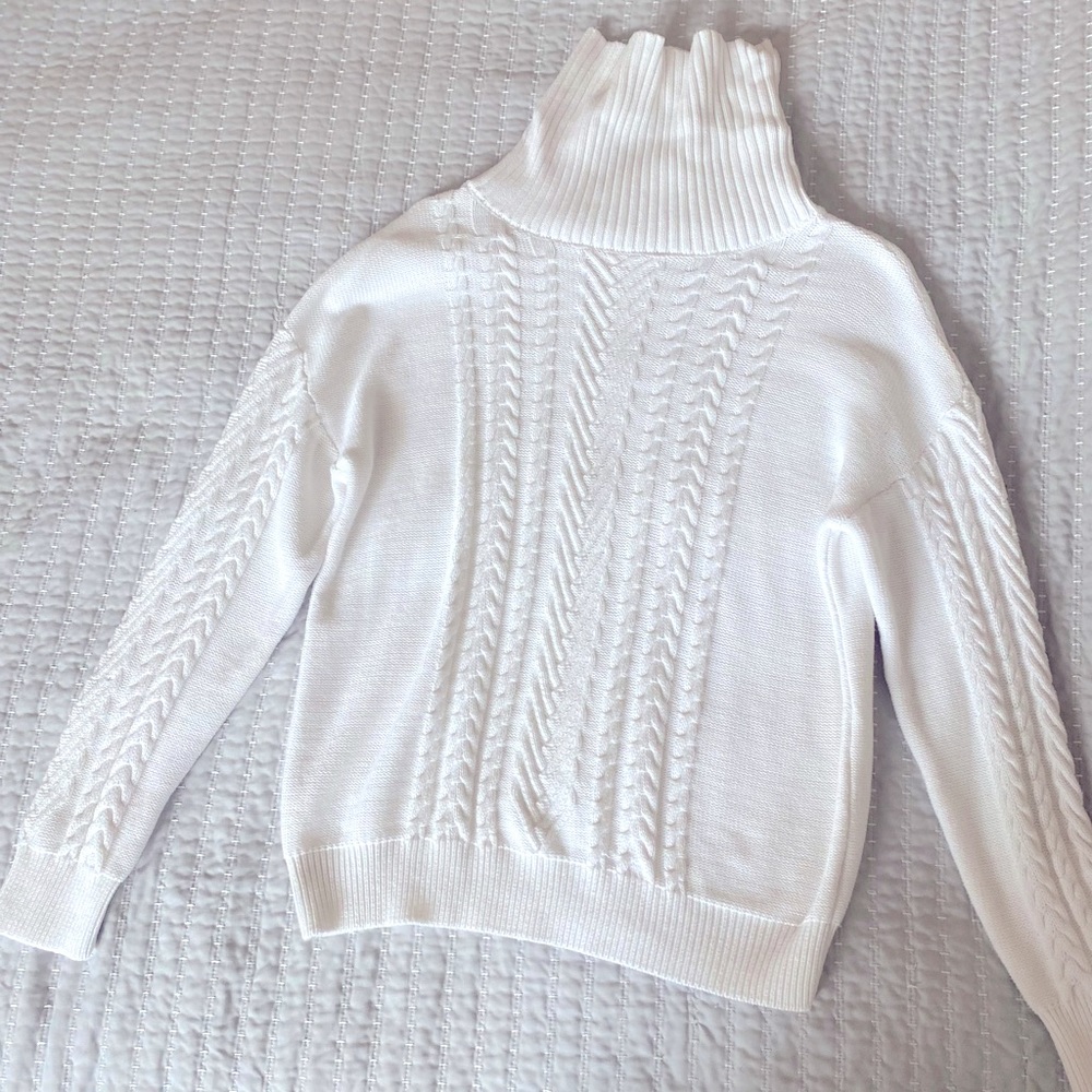 Im selling a Amazon winter knitted sweater size medium.